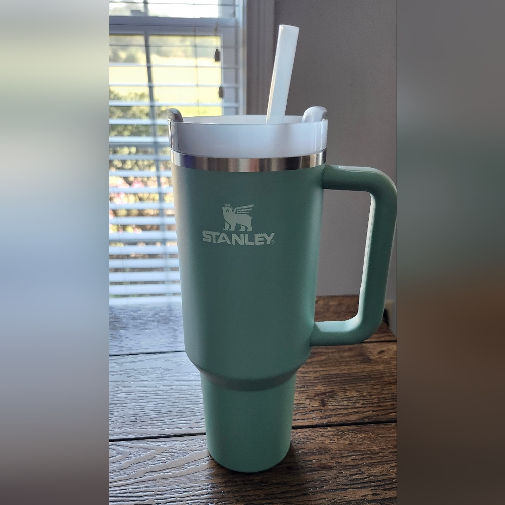 40 oz Stanley cup in Eucalyptus green color.  Excellent used condition.
